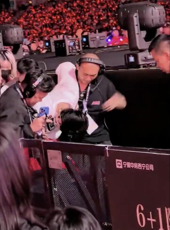 歌手杨宗纬西宁演唱会不慎踩空摔下舞台,被工作人员紧急抬走送医,目击者称其疑似短暂昏迷,高台约2米