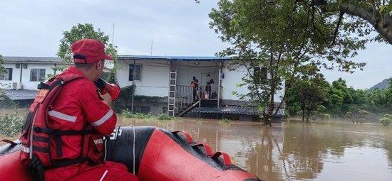 搜救队谈桂林暴雨：中学生掉进排水渠冲走，三四公里外被找到