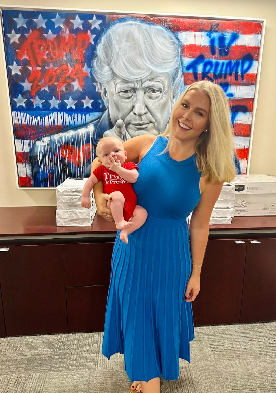 特朗普的“机关枪”又要生娃去，要儿女双全了……