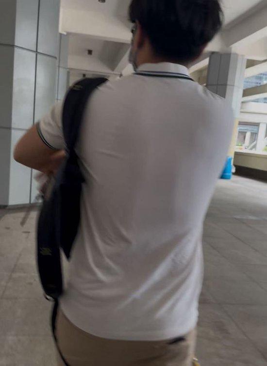 一方律所派往领取决定的代表。界面新闻许悦 摄