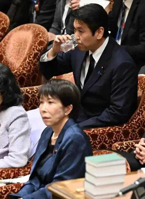 出轨塌房骂首相，高市却要力保他？