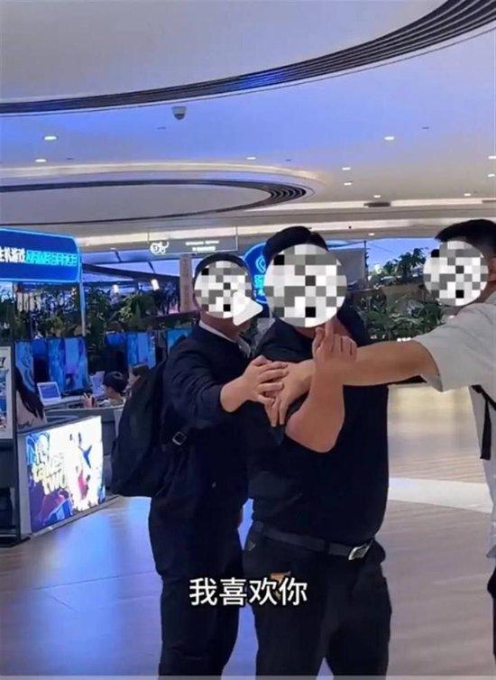 成都一商场男子酒后骚扰殴打女子 警方通报：行政拘留！