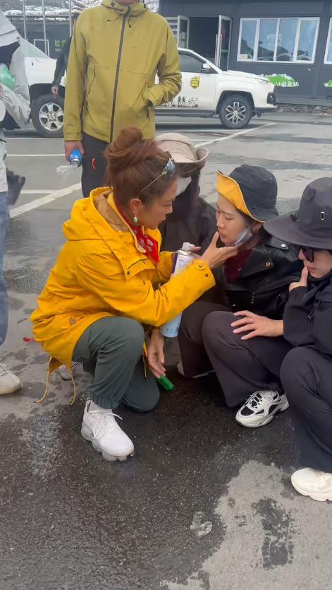 央视主持人朱迅在景区救人!发现女游客身体不适,第一时间冲上去