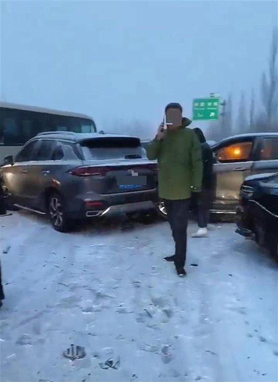 二广高速山西忻州段多车相撞引发拥堵，报警救援热线：或因下雪所致，多个高速入口封闭
