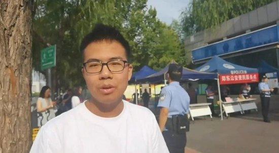 第一个走错考场的人已出现,有考生穿“全对”战服入场引围观