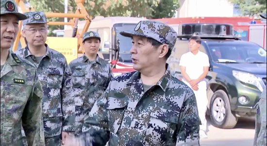 省会市委书记身着迷彩服参加“军事日”活动