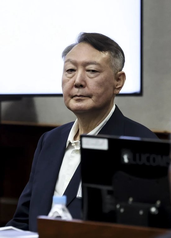 准备锥子、铁锤等工具企图对30多人动刑！尹锡悦宣布戒严当晚，金建希与其激烈争吵 特检组：他还试图诱导朝鲜武力攻击