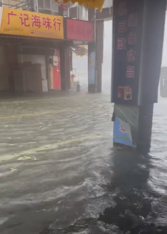 台风“桦加沙”在海陵岛登陆!当地居民:大风吹到耳鸣、好多街道都泡水了