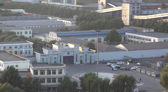 在监狱东南侧高楼上远眺监狱。新京报记者孙旗 摄