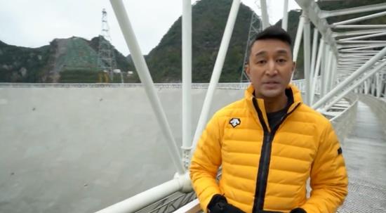 ▲英若明注意到“电磁波宁静区”(CBS报道截图)