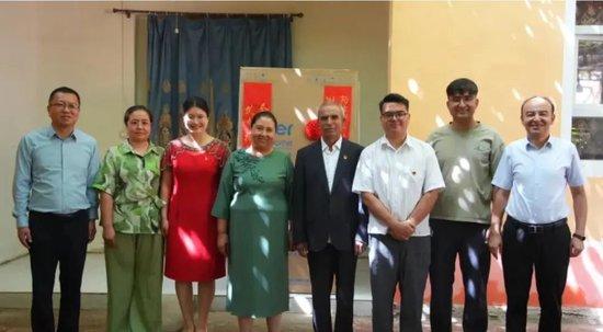 一对博士新人的婚礼上,县委书记、县长带着红包前来祝贺