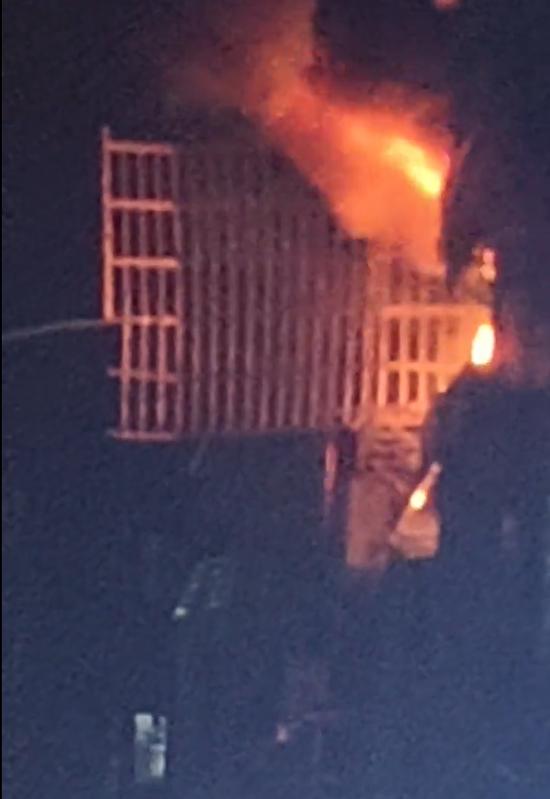 湖南长沙县一栋大楼凌晨发生爆炸,住户睡梦中被巨响震醒,现场十多辆消防车扑救