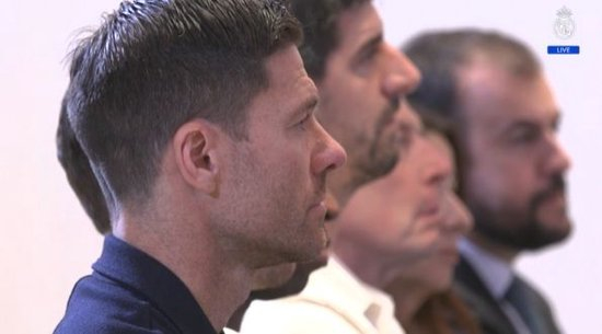 生涯首次获奖！姆巴佩领取24-25赛季欧洲金靴，皇马全队到场支持