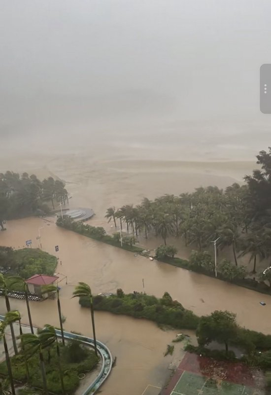 台风“桦加沙”在海陵岛登陆!当地居民:大风吹到耳鸣、好多街道都泡水了
