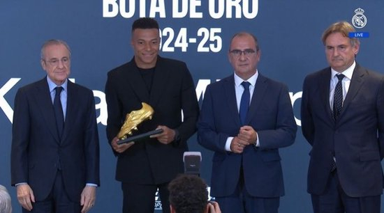 生涯首次获奖！姆巴佩领取24-25赛季欧洲金靴，皇马全队到场支持