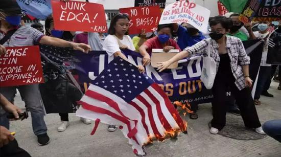 今年2月,菲律宾民众抗议对美开放军事基地。图源:AP