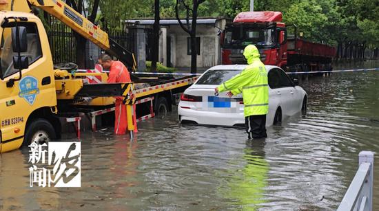 上海“雨大到感觉在下瀑布”，334所学校停课！今天的打工人：“牛马变河马”