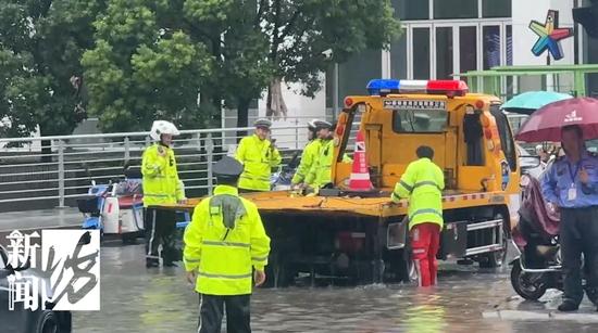 上海“雨大到感觉在下瀑布”，334所学校停课！今天的打工人：“牛马变河马”