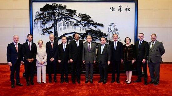 王毅会见美中贸易全国委员会董事会代表团