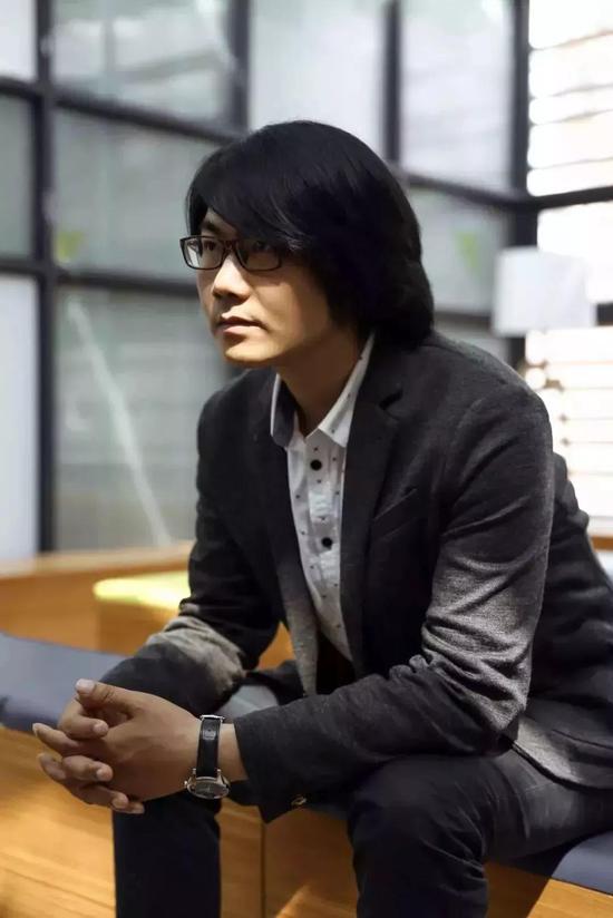 蒲荔子:中国新锐代表作家,笔名李傻傻,曾任《南方日报》文化记者、289艺术园区运营总经理、南方日报文化副刊工作室主任。2015年从报社辞职,与朋友们创办了精选美宿平台“朋友家”APP。