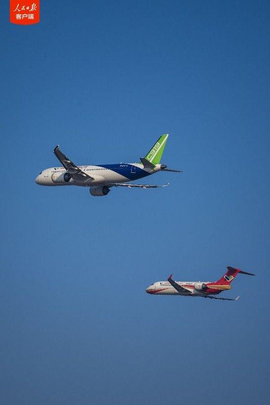 ARJ21和C919首次双机编队飞行表演