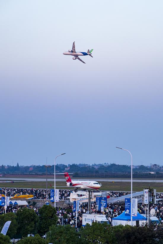 ARJ21和C919首次双机编队飞行表演