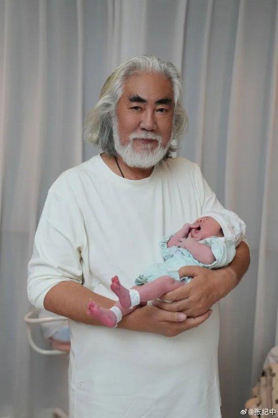 “我不认识张纪中”！74岁张纪中开车送娃上学撞车后遇尴尬