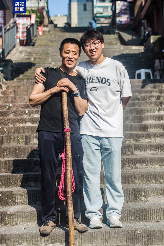追更15年前的一张珍贵合照!重庆“棒棒”父子故事暖心后续→