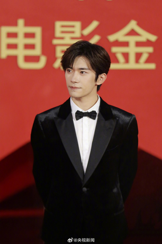 易烊千玺、宋佳分别获金鸡奖最佳男女主角 易烊千玺成最年轻金鸡奖影帝,本人回应
