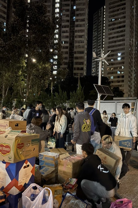 香港大埔住宅楼大火延烧的一夜