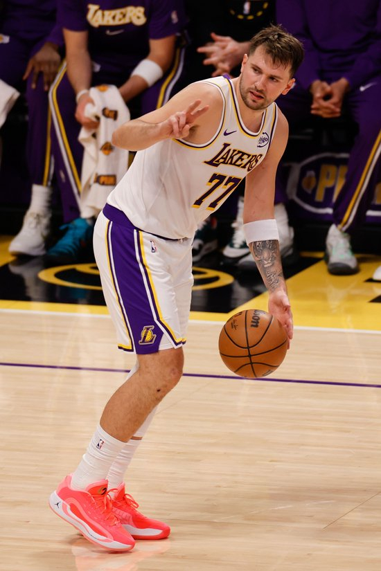 湖人没时间等了 该拿出所有首轮在这个截止日梭哈 再现东眉交易