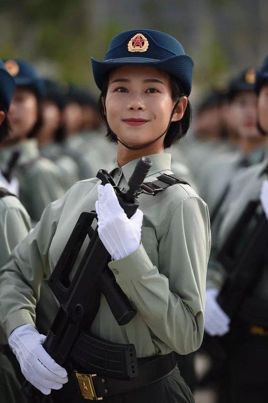 装备方队唯一的“女教头”,超帅!