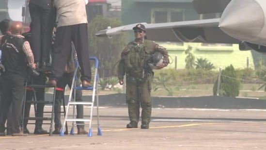 现场画面!印度总统乘坐“阵风”战斗机进行飞行体验