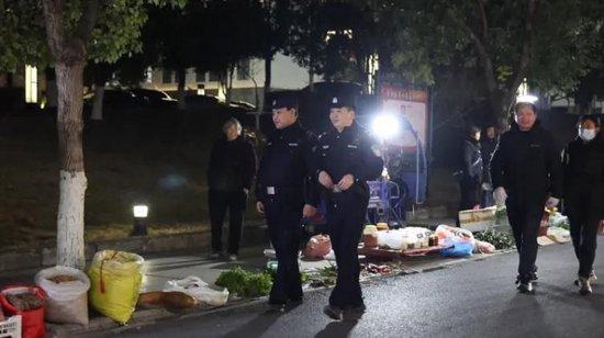 安徽绩溪县长谈“县政府门前开夜市”:摆摊没门槛,开放已成常态