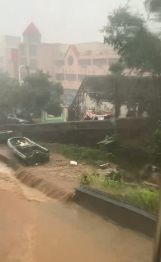 台风“桦加沙”在海陵岛登陆!当地居民:大风吹到耳鸣、好多街道都泡水了