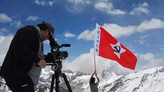 《长征》摄制组在海拔4860米雪山拍摄