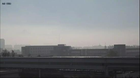 凌钢的生产车间,远处的建筑,是第三监狱。新京报记者孙旗 摄