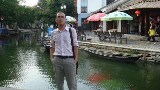 检察院第二年的他,发量已呈现令人堪忧之势