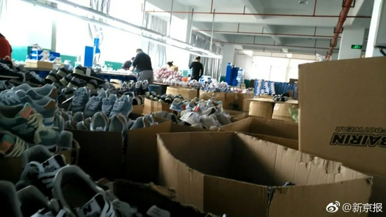 安福电商城附近,就是假鞋产业集散地,这里白天如鬼城,店铺锁闭人影稀少,到了深夜则人头攒动交易火爆,号称假鞋“鬼市”