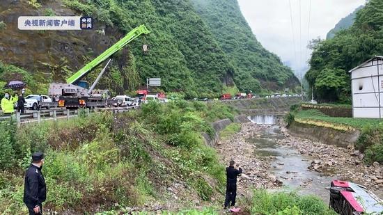 重庆城口一大巴车翻入河沟 车上所有人员已送往医院 伤亡情况正在核实中