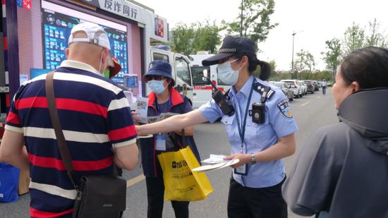 杭州80岁老太租车库藏垃圾！儿子让出房子：家里装不下了，不敢...