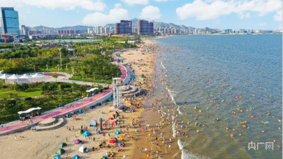 城市阳台休闲公园成为青岛“颜值”新担当(央广网发 王伟 摄)