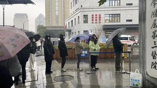 做好基础防疫工作很有必要。许伊雯 摄