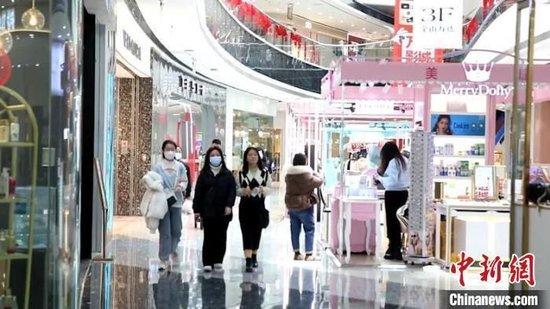 资料图:市民在逛店。 张践 摄