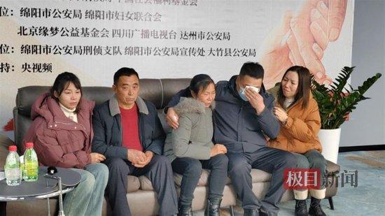 “对母亲没有记忆，便拼命幻想她的样子”，1岁男童被拐34年后回家跪在父母面前