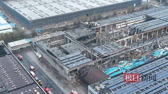 直击江苏海安爆炸工厂核心区：一厂房顶棚坍塌近半，另有车间设备仍在运转