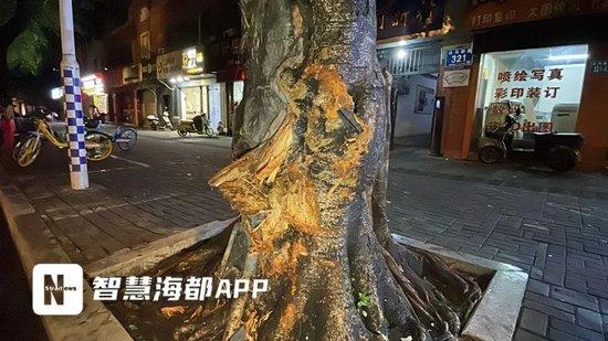 福州闹市区一出租车撞上推婴儿车的路人 目击者称疑因外卖骑手横穿马路