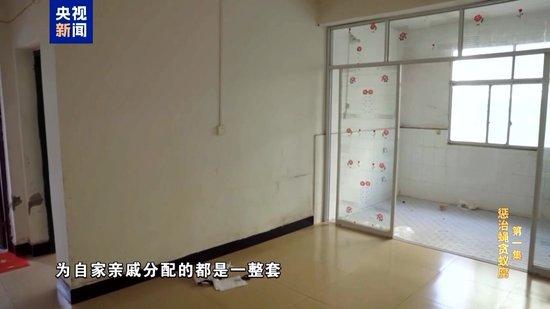 截留挪用资金 他将个人收款二维码放在缴费窗口