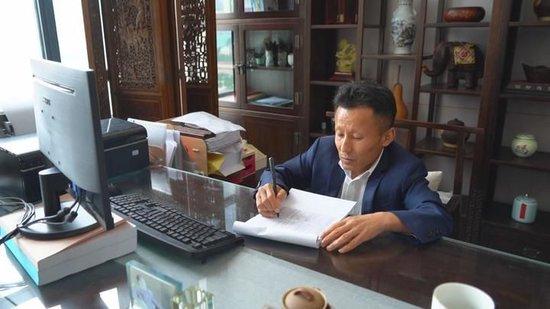身高只有一米二五,他从辍学高中生逆袭成为身价过亿的企业家