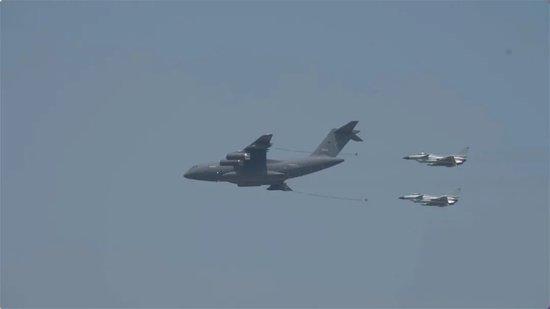 空军首次在院校组织实施空中加油专项训练